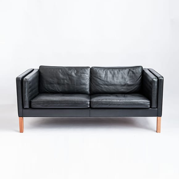 Model 2335. 2.5-seated Sofa.